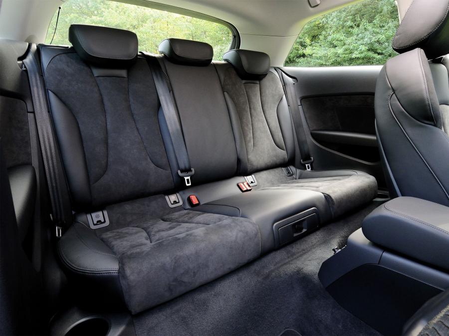 Интерьер Audi A3 2.0 TDI (8V) 2012 года  (UK) (фото 12 из 16)